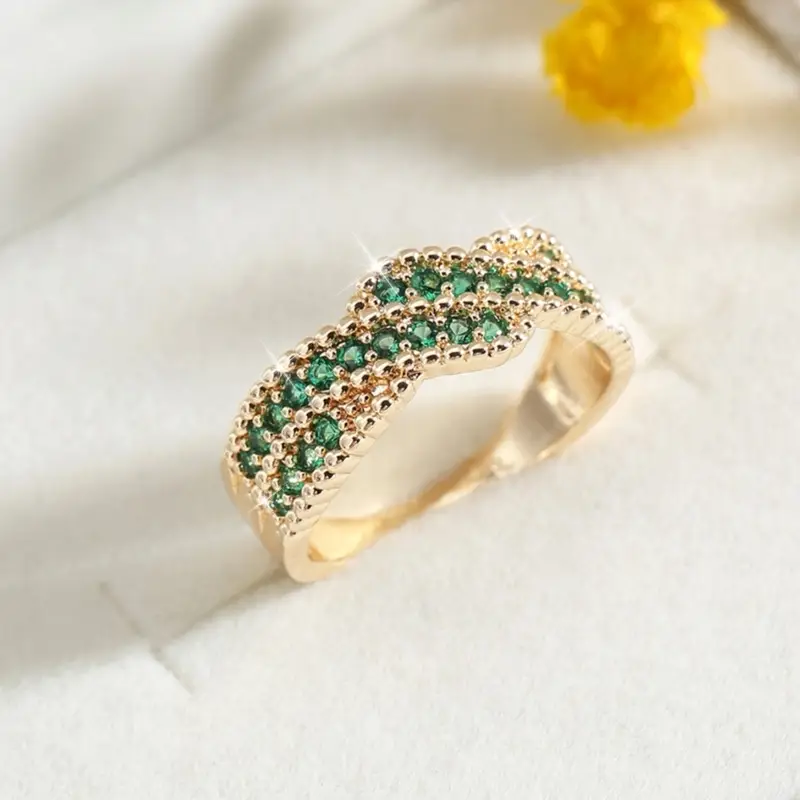 Golvende ring met ingelegd groen kristal