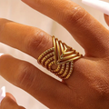 Goudkleurige ring met patroon