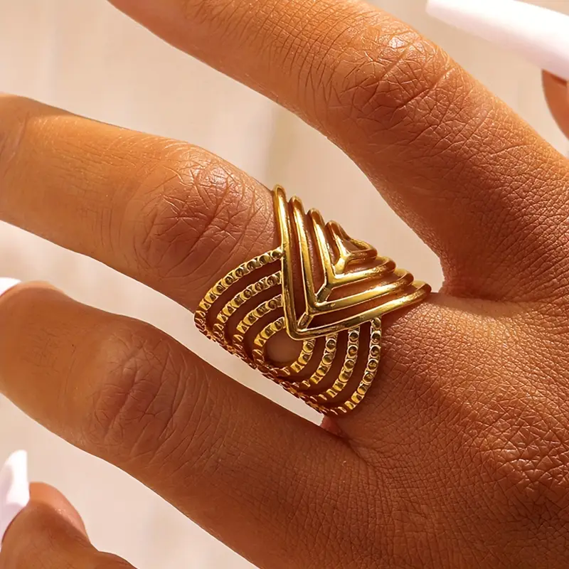 Goudkleurige ring met patroon