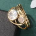 Stralende golvende goudkleurige ring met zirkonia