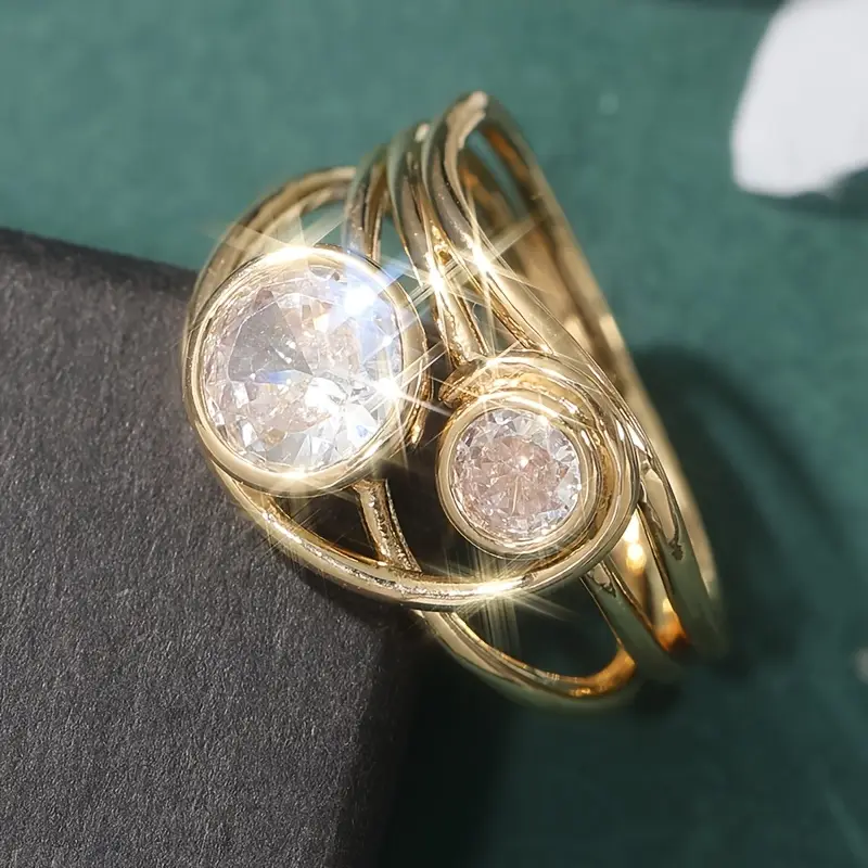 Stralende golvende goudkleurige ring met zirkonia