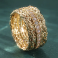 Stralende goudkleurige ring met zirkoniaspoor