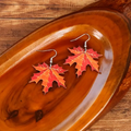 Oranje oorhangers met herfstblad
