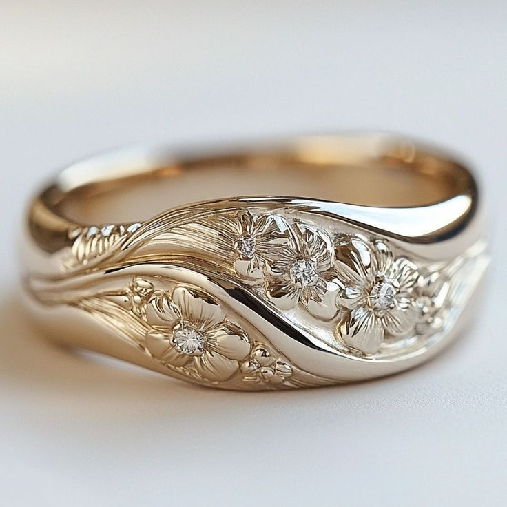 Goudkleurige ring met bloemspoor