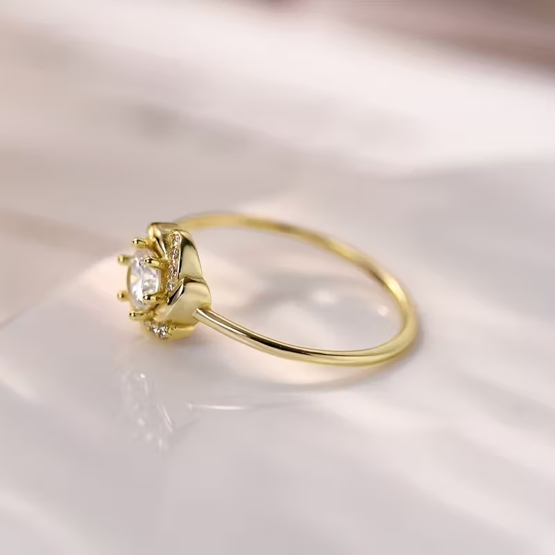 Goudkleurige ring met kristallen rozet op smalle band