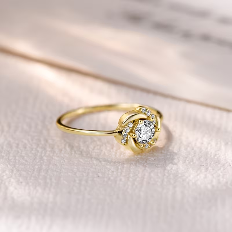 Goudkleurige ring met kristallen rozet op smalle band