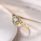 Goudkleurige ring met kristallen rozet op smalle band