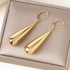 Druppelvormige oorhangers in twee kleuren