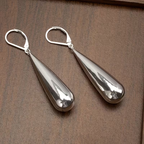 Druppelvormige oorhangers in twee kleuren