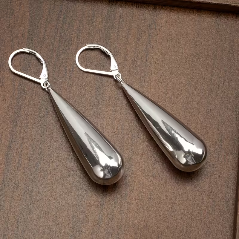 Druppelvormige oorhangers in twee kleuren