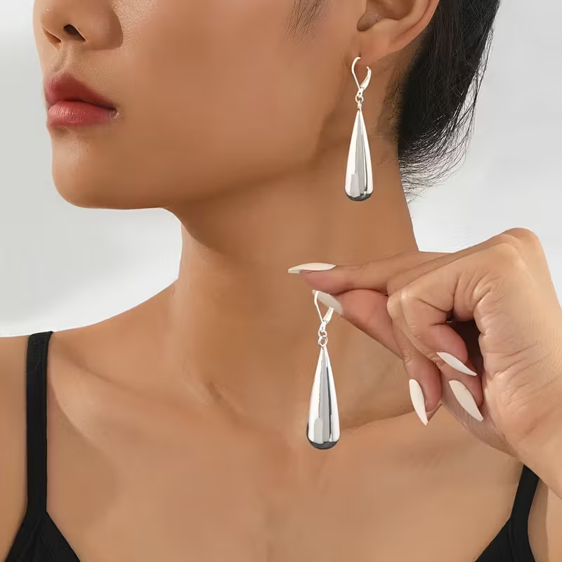 Druppelvormige oorhangers in twee kleuren