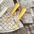 Druppelvormige oorhangers in twee kleuren