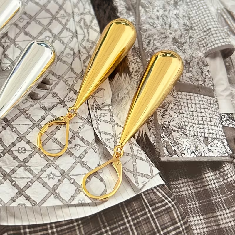 Druppelvormige oorhangers in twee kleuren