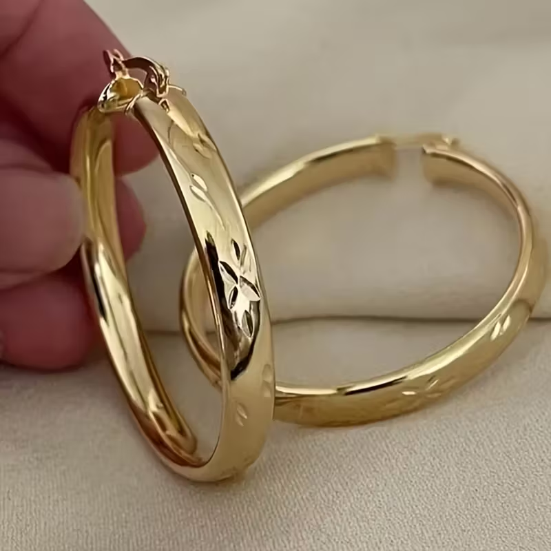 Retro brede goudkleurige oorringen met textuur