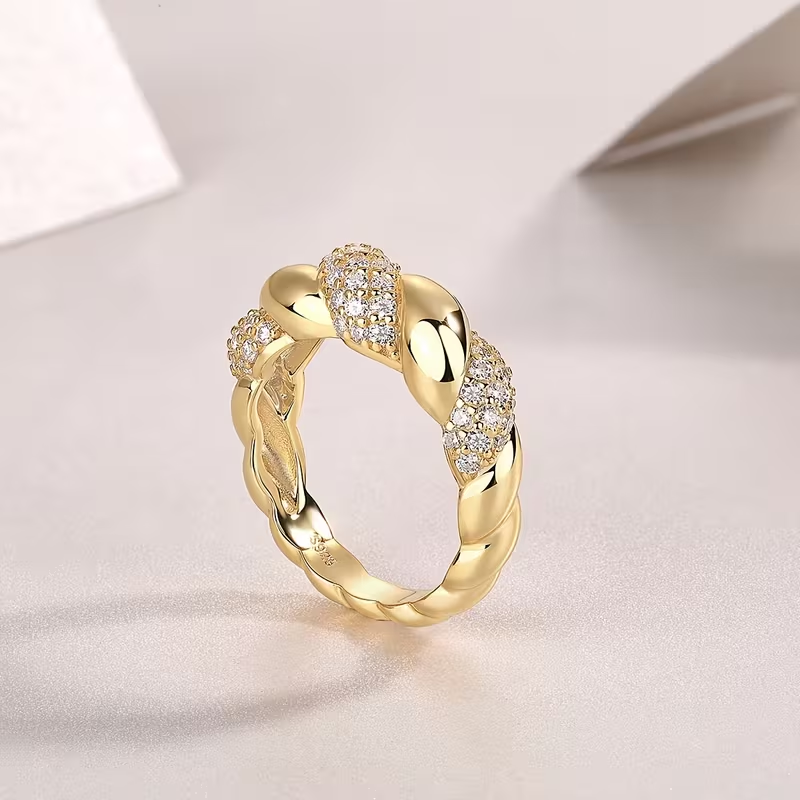 Kristallijne gevlochten goudkleurige ring