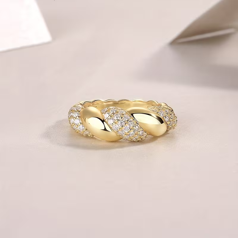 Kristallijne gevlochten goudkleurige ring