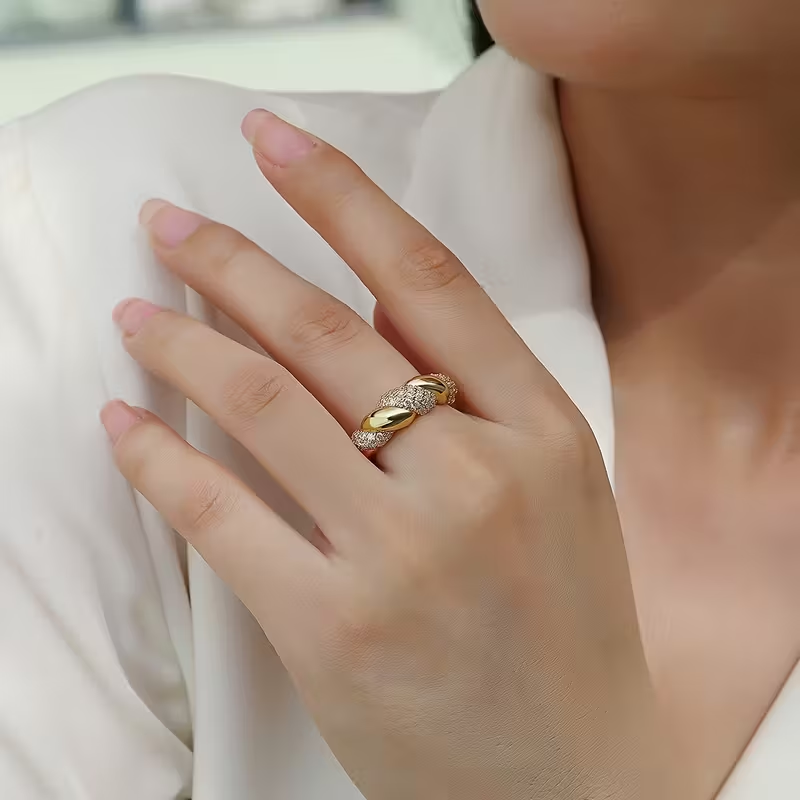Kristallijne gevlochten goudkleurige ring