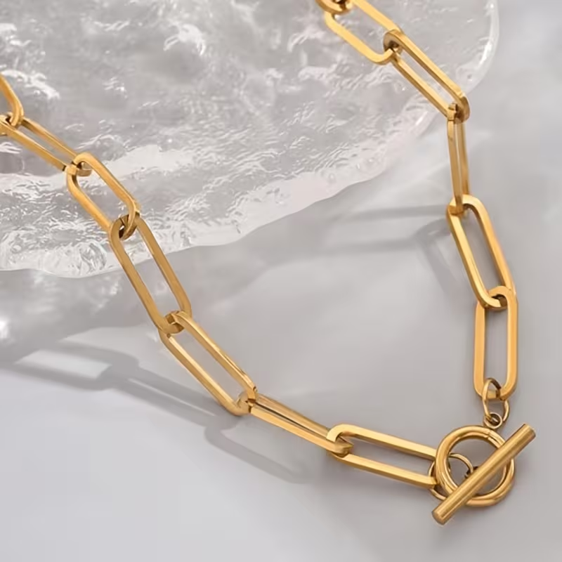 Goudkleurige ketting met clipschakels