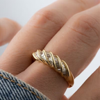 Minimalistische goudkleurige ring met kristal