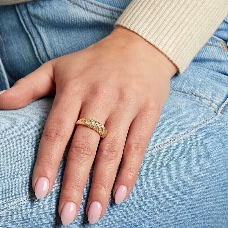 Minimalistische goudkleurige ring met kristal