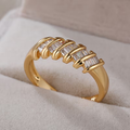 Minimalistische goudkleurige ring met kristal