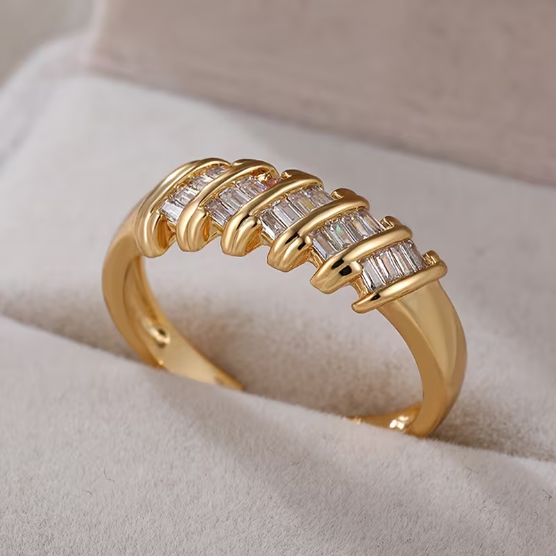 Minimalistische goudkleurige ring met kristal