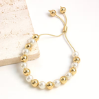 Goudkleurige armband met parelkralen