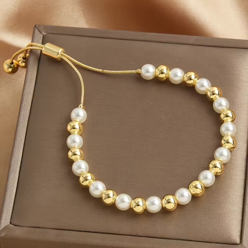 Goudkleurige armband met parelkralen