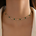 Choker met groene stenen op afstand