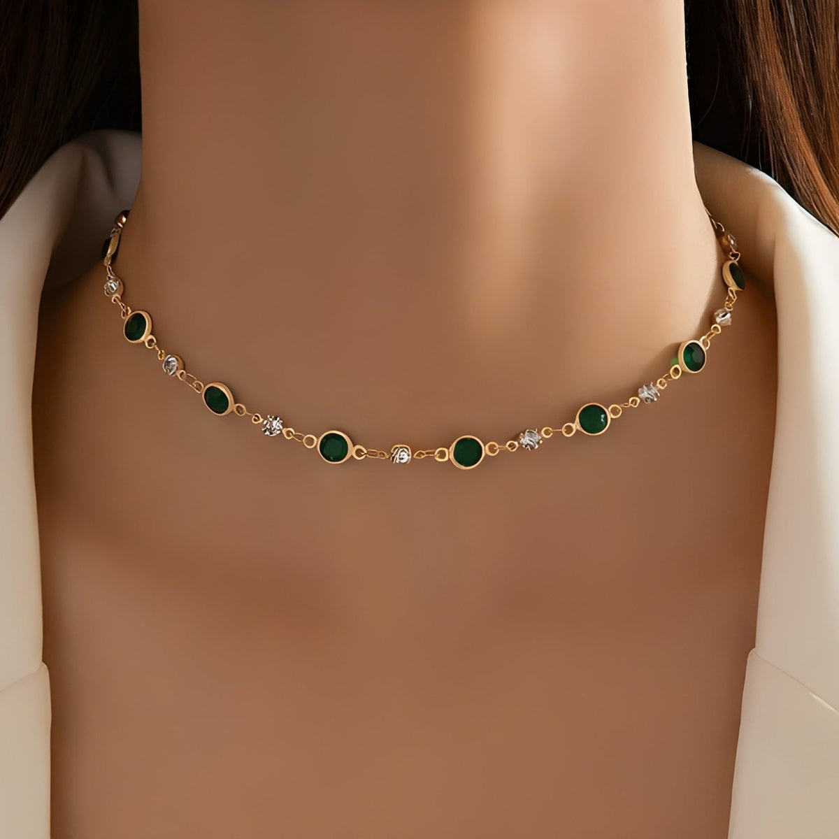 Choker met groene stenen op afstand