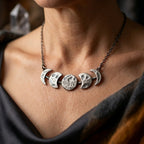 Zilverkleurige ketting met maan en cirkel