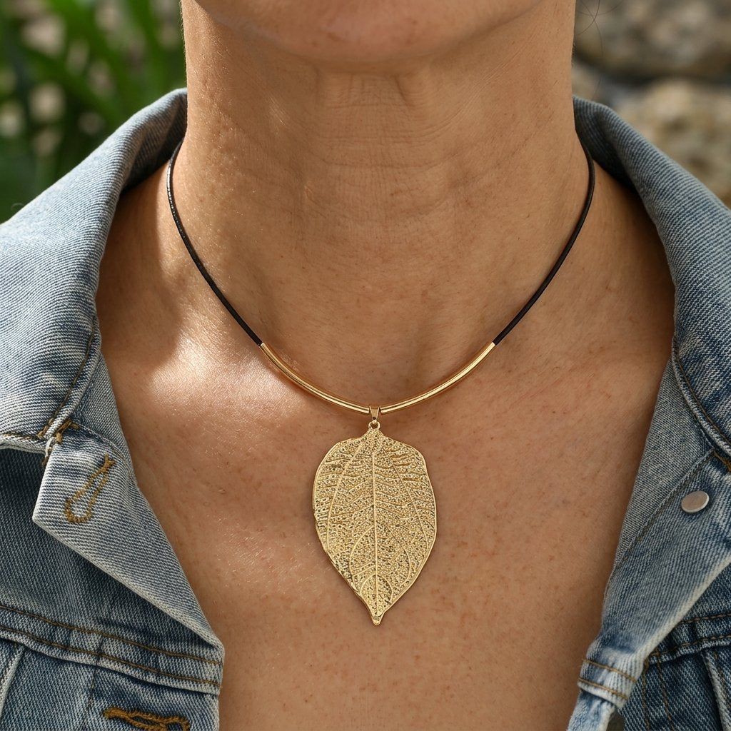 Goudkleurige choker met bladhanger