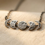 Zilverkleurige ketting met maan en cirkel