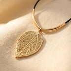 Goudkleurige choker met bladhanger