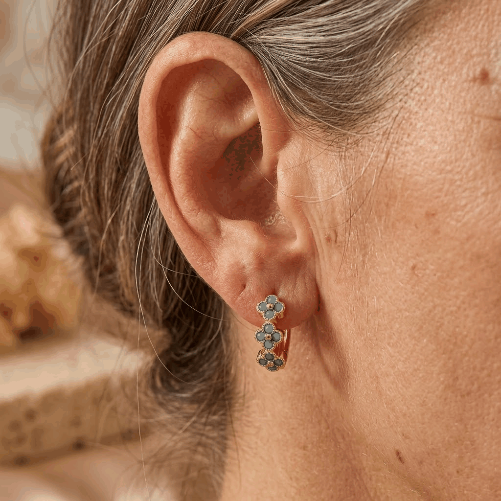 Vergulde oorringen met turquoise bloem