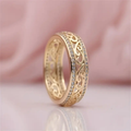 Stralende opengewerkte goudkleurige ring