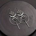 Boho zilverkleurige oorhangers met spiraalcirkel