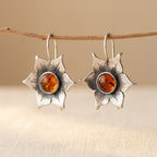 Zilverkleurige bloemoorbellen met blaadjes en amberlook-steen