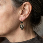 Gothic oorbellen met zwart emaille hart en zirkonia
