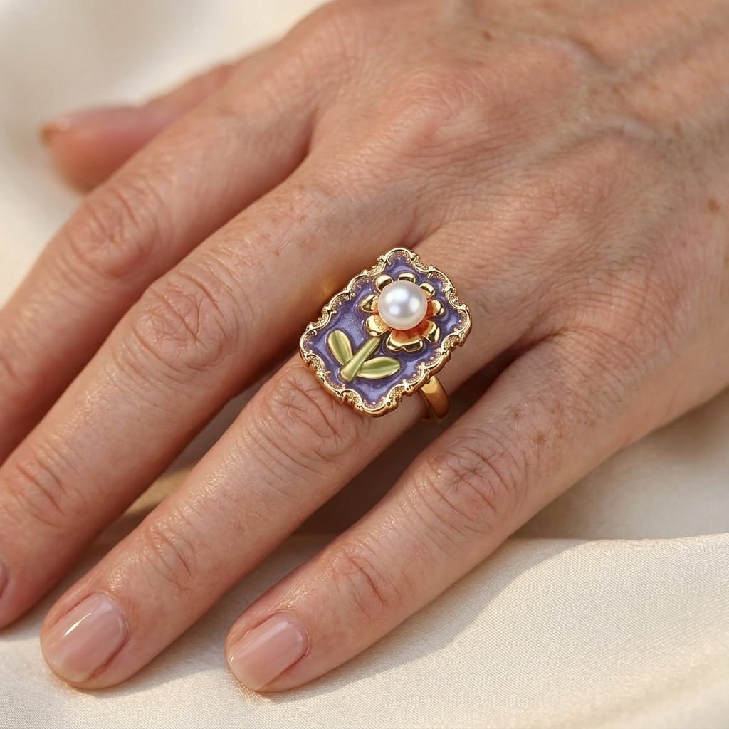 Bloemring met email en middenstuk in parellook