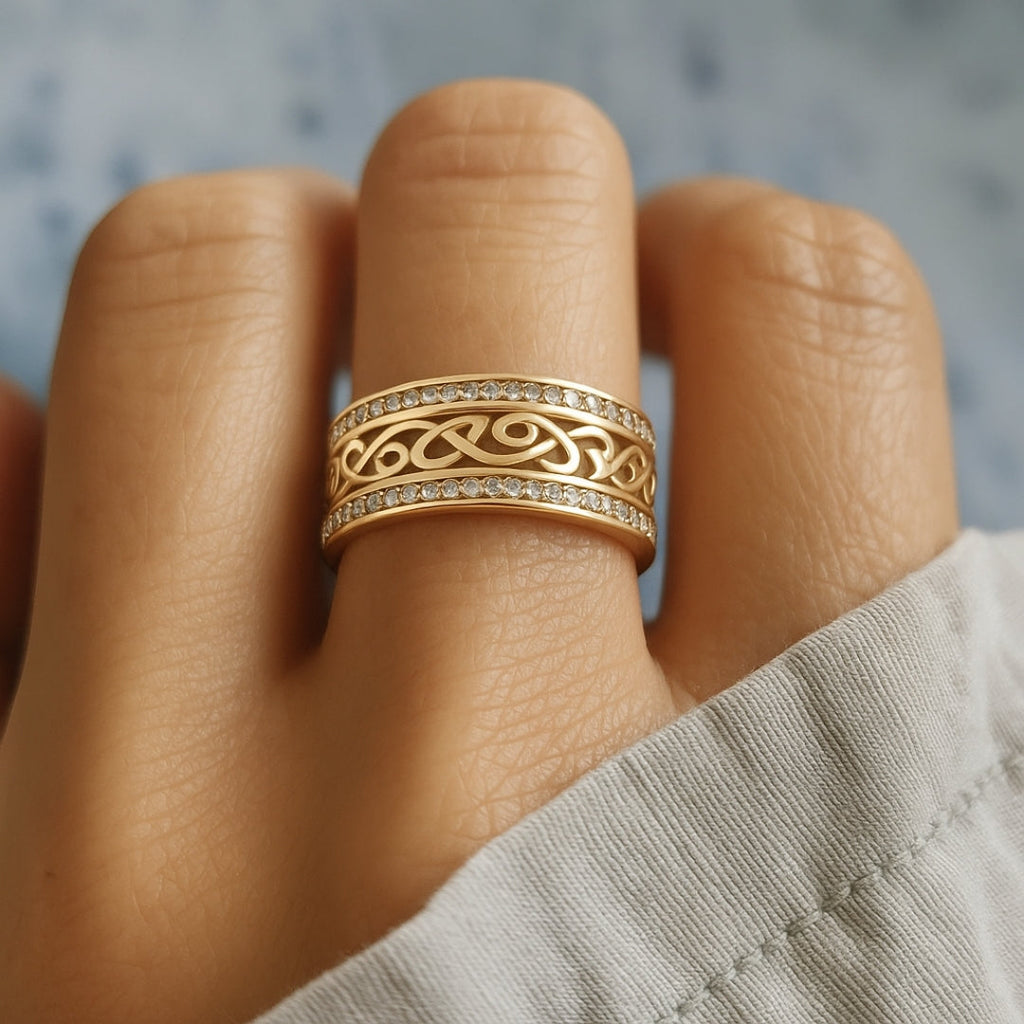 Stralende opengewerkte goudkleurige ring