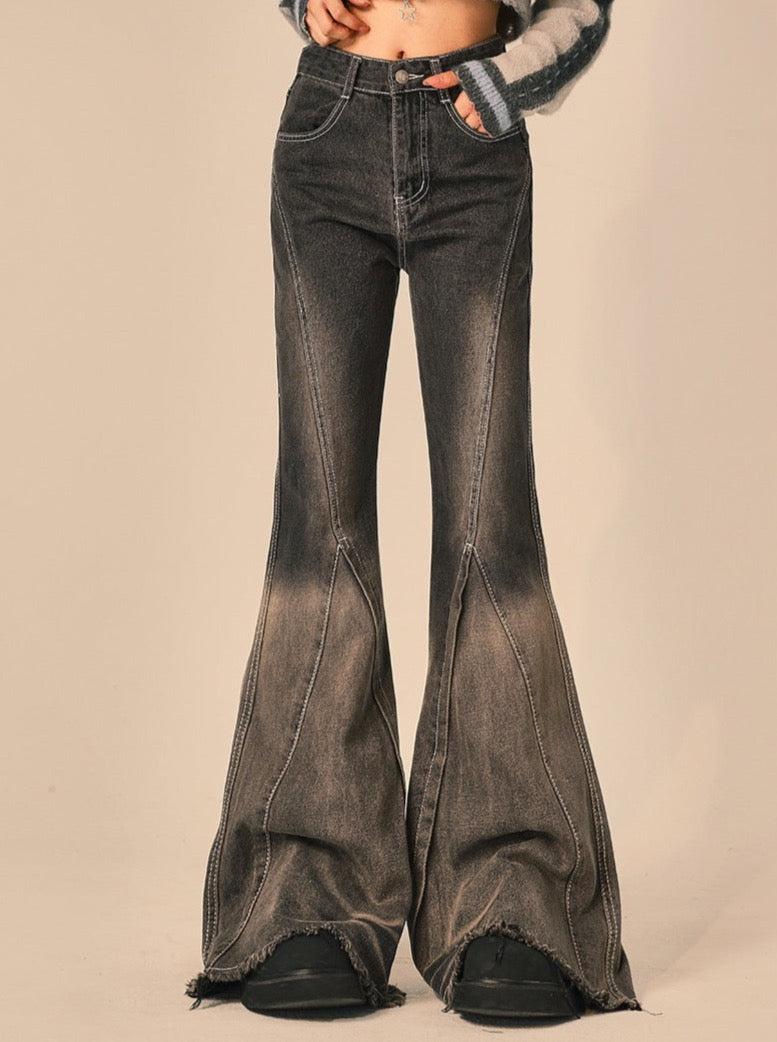 Flared jeans met vintage wassing en een beenverlengende lijn