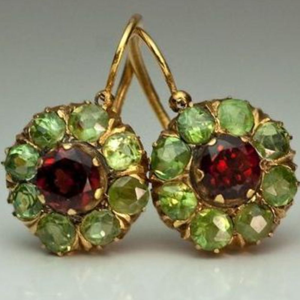 Brincos Redondos com Cacho de Cristais Verdes e Vermelhos Estilo Vintage