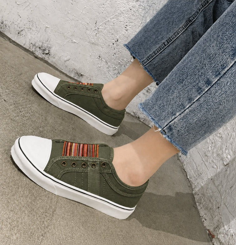 Rounded-Toe Low-Top Trainers for Everyday Wear
