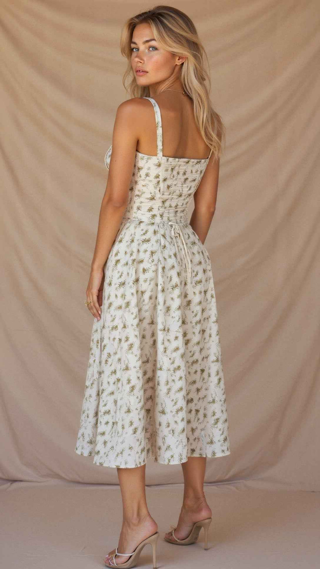 Getailleerde jurk met geaccentueerde taille en vloeiende rok