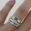 Stapelringenset met vierkant blauw kristal en tweekleurige banden