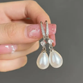 Druppelvormige parel-oorhangers met pavé-ring