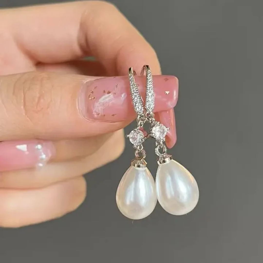 Druppelvormige parel-oorhangers met pavé-ring