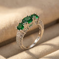Zilverkleurige ring met drie groene kristallen en gegraveerde band