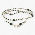 Vintage parelketting aan goudkleurige schakel